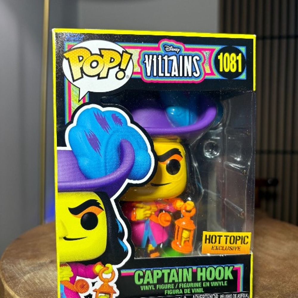 Funko Pop! Disney Villains #1081 Captain Hook Blacklight Hot Topic Exclusive